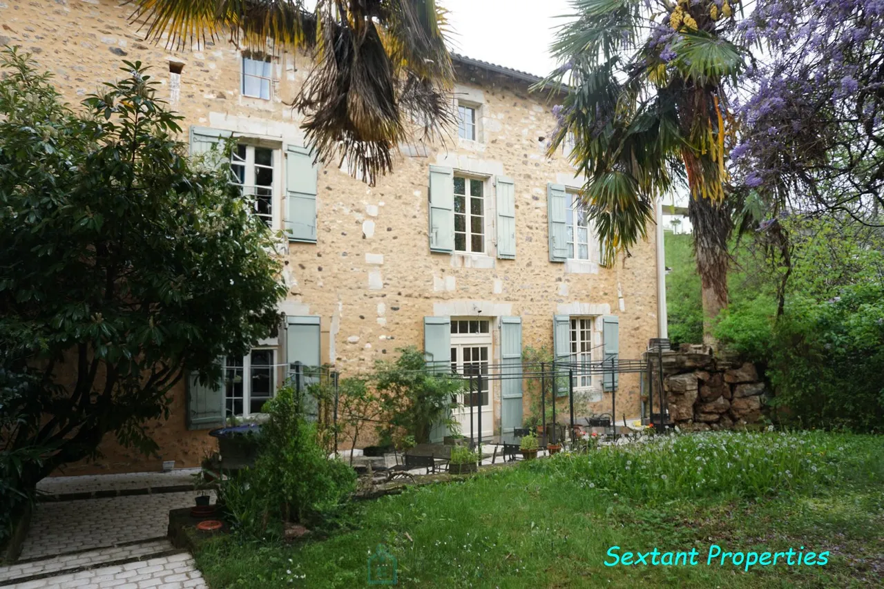 Prächtiges Herrenhaus aus dem 19. Jahrhundert im Herzen des Naturparks Périgord Vert.