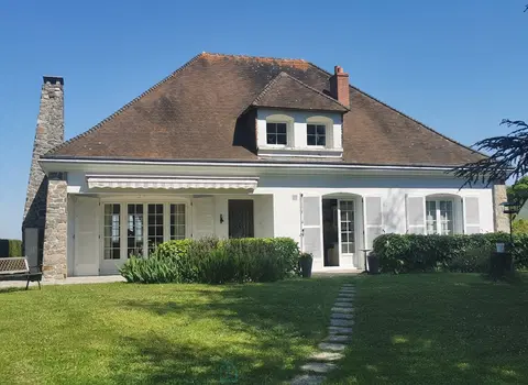 Photo of In a quiet location 10 minutes from Tours, 6 bedroom house, outbuildings, large plot of land