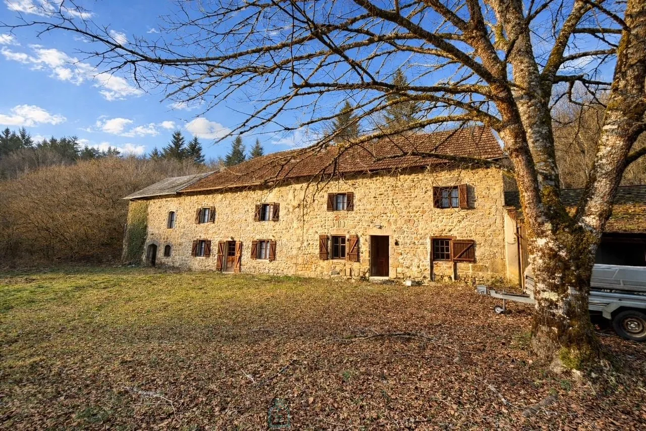 Grande casa isolata con 4 camere da letto da ristrutturare, fienile e garage, giardino 1480 m2