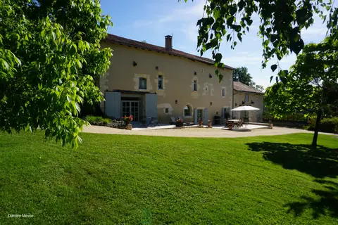 Foto von Befestigtes Haus aus dem 13. Jahrhundert in den Höhen der kleinen Venedig des Périgord.