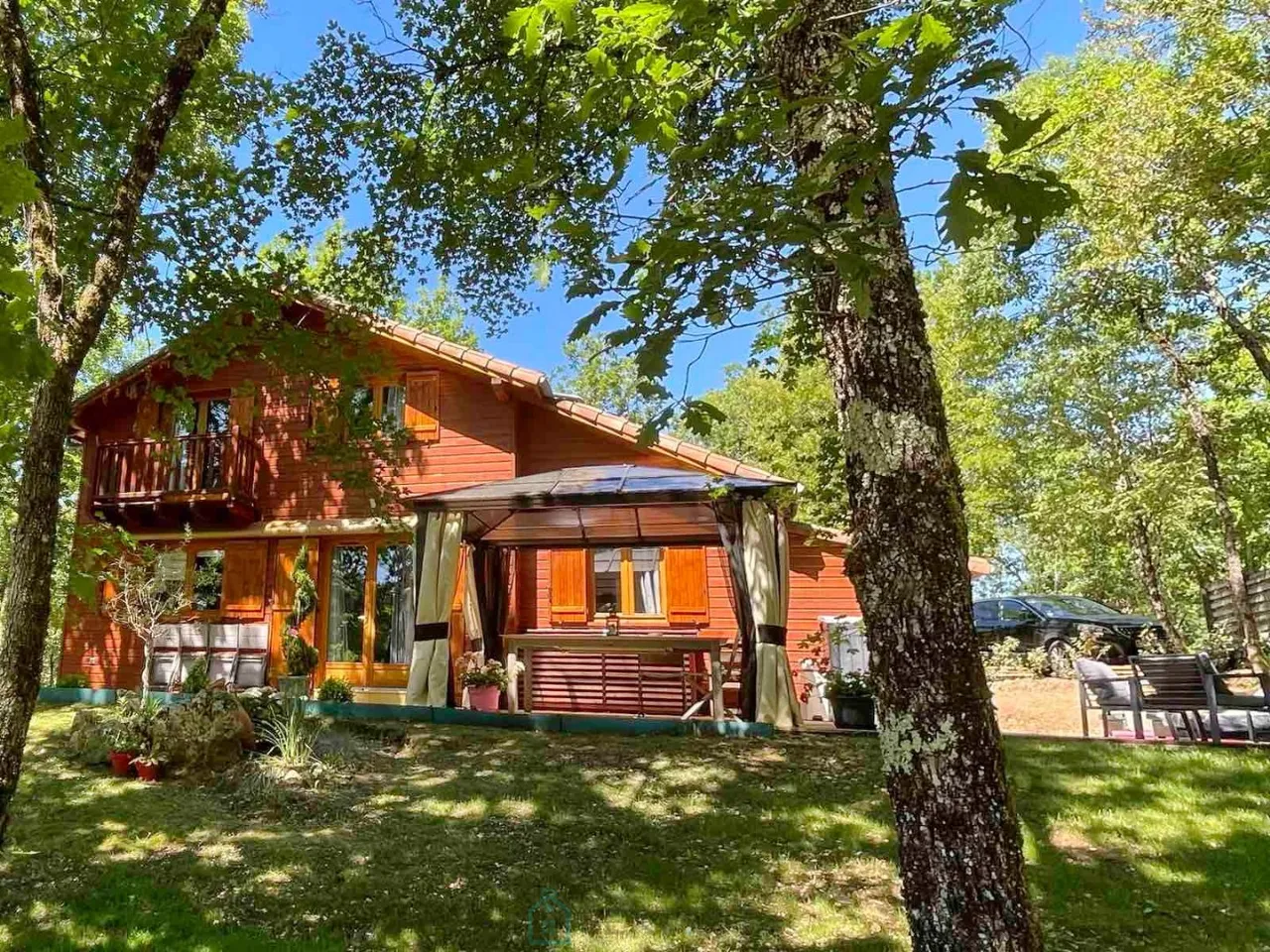 En un entorno idílico y relajante, este superbio chalet de 92 m² está en perfectas condiciones y ofrece comodidad, características modernas y servicios de alta calidad.