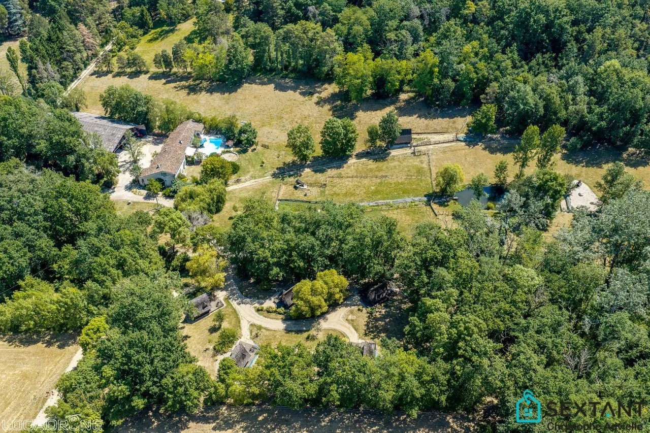 Large 5-bedroom house with pool, unusual accommodation complex on almost 7ha