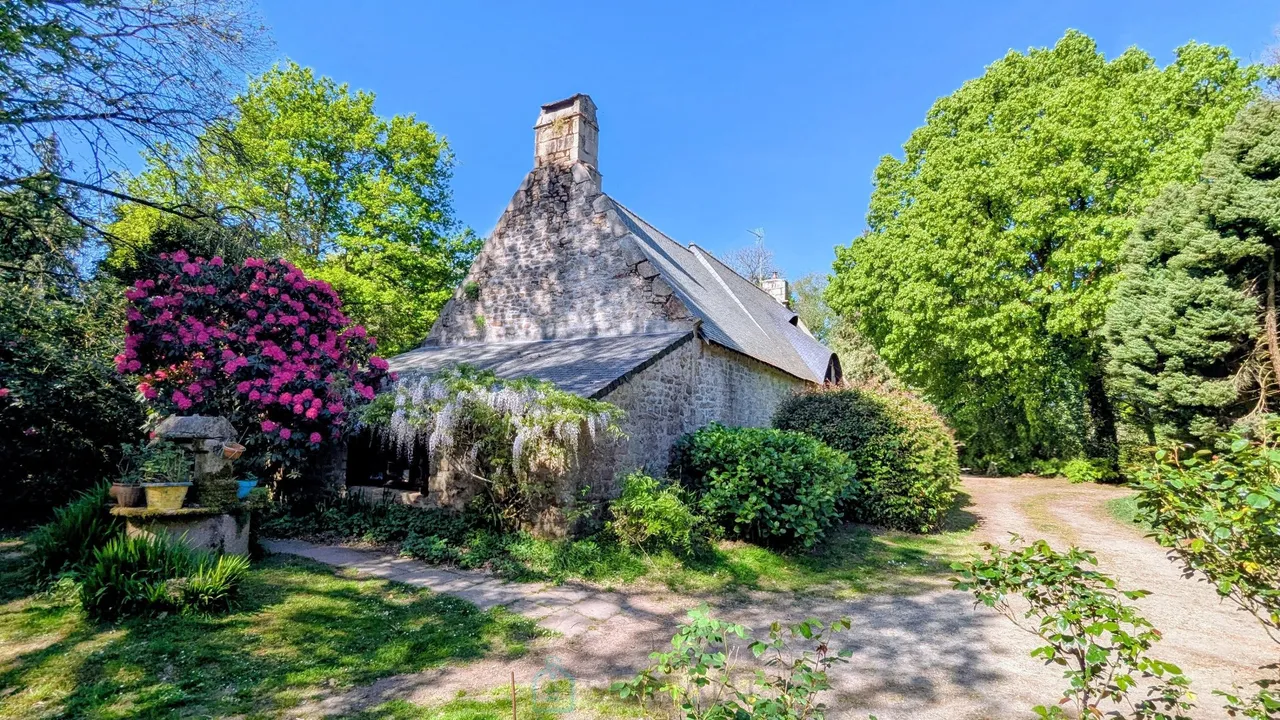 Beautiful authentic property in a hectare of land and a barn