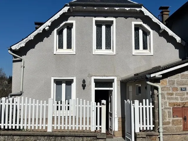 Village house 4/5 bedrooms, Courtyard, amazing views, garage and garden, across the road. 533 m2