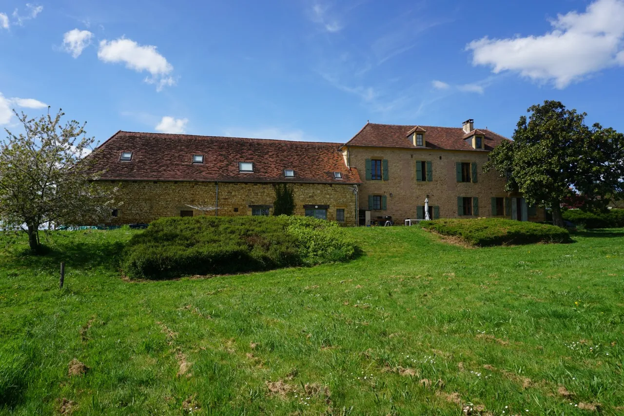 Exceptional stone estate nestled in the heart of 2.2 hectares