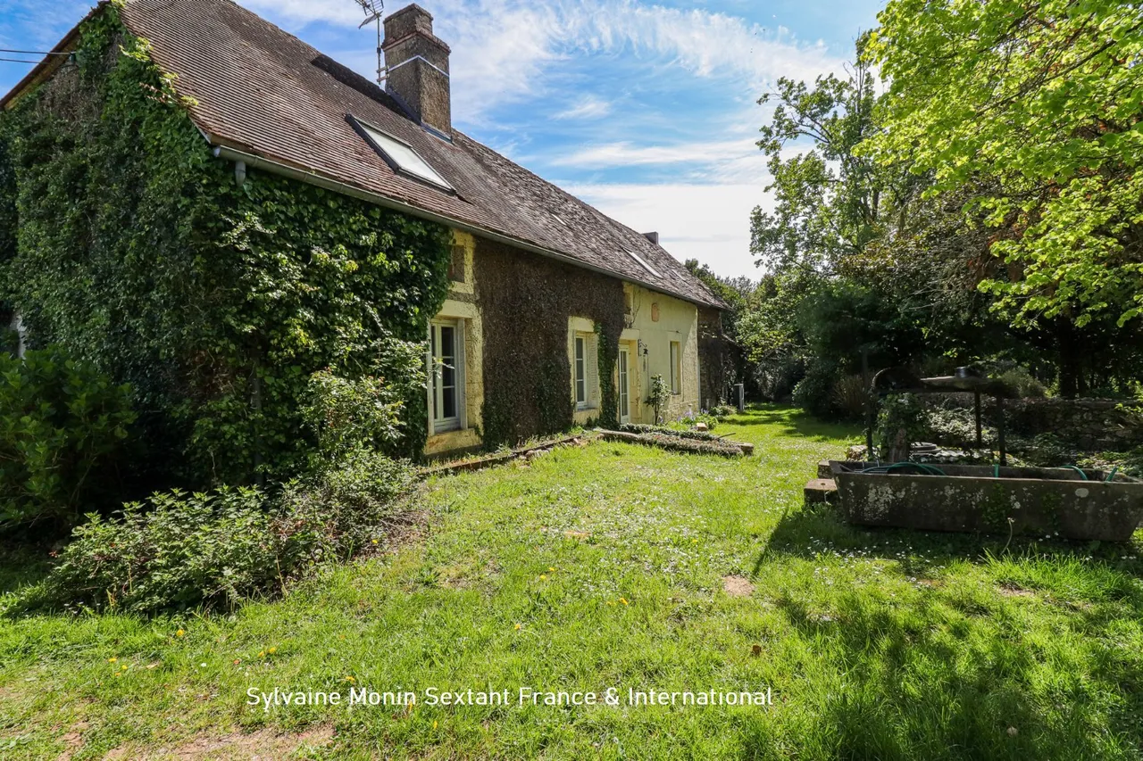 Large 5-bedroom family home offering superb living spaces and an exceptional outbuilding in a privileged setting.