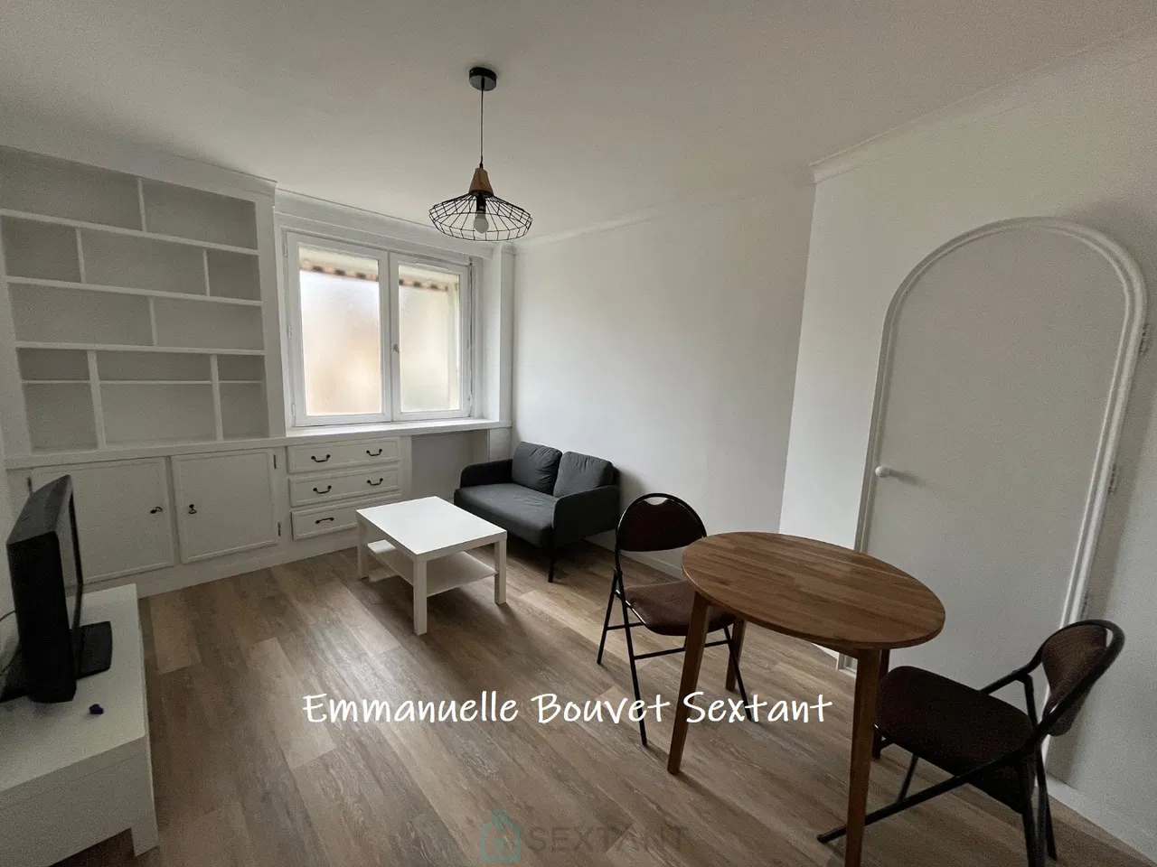 BERGERAC city center, 2 min walk to the train station, 2 bedrooms renovated appartment with balcony.