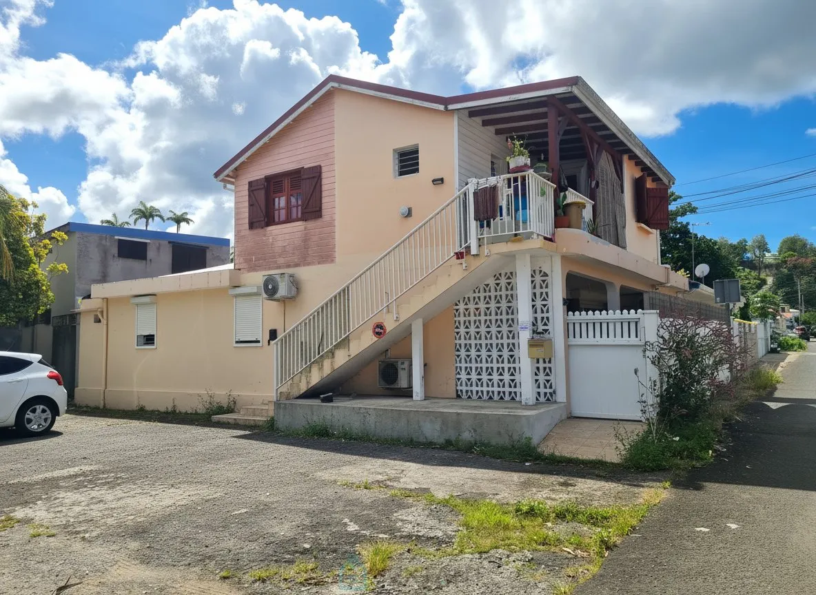 Maison de rapport composta da un T3 e un T3, superficie 184m² a Les Abymes