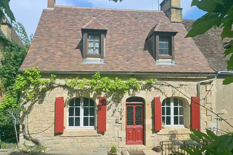 Photo of Character Property in the Heart of Domme Bastide – 156 m² – 3 En Suite Bedrooms – Private Courtyard – Parking