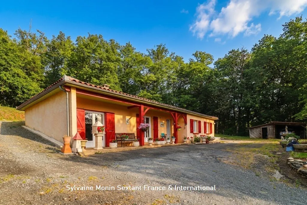 Renovated single-storey house with garden in a quiet location