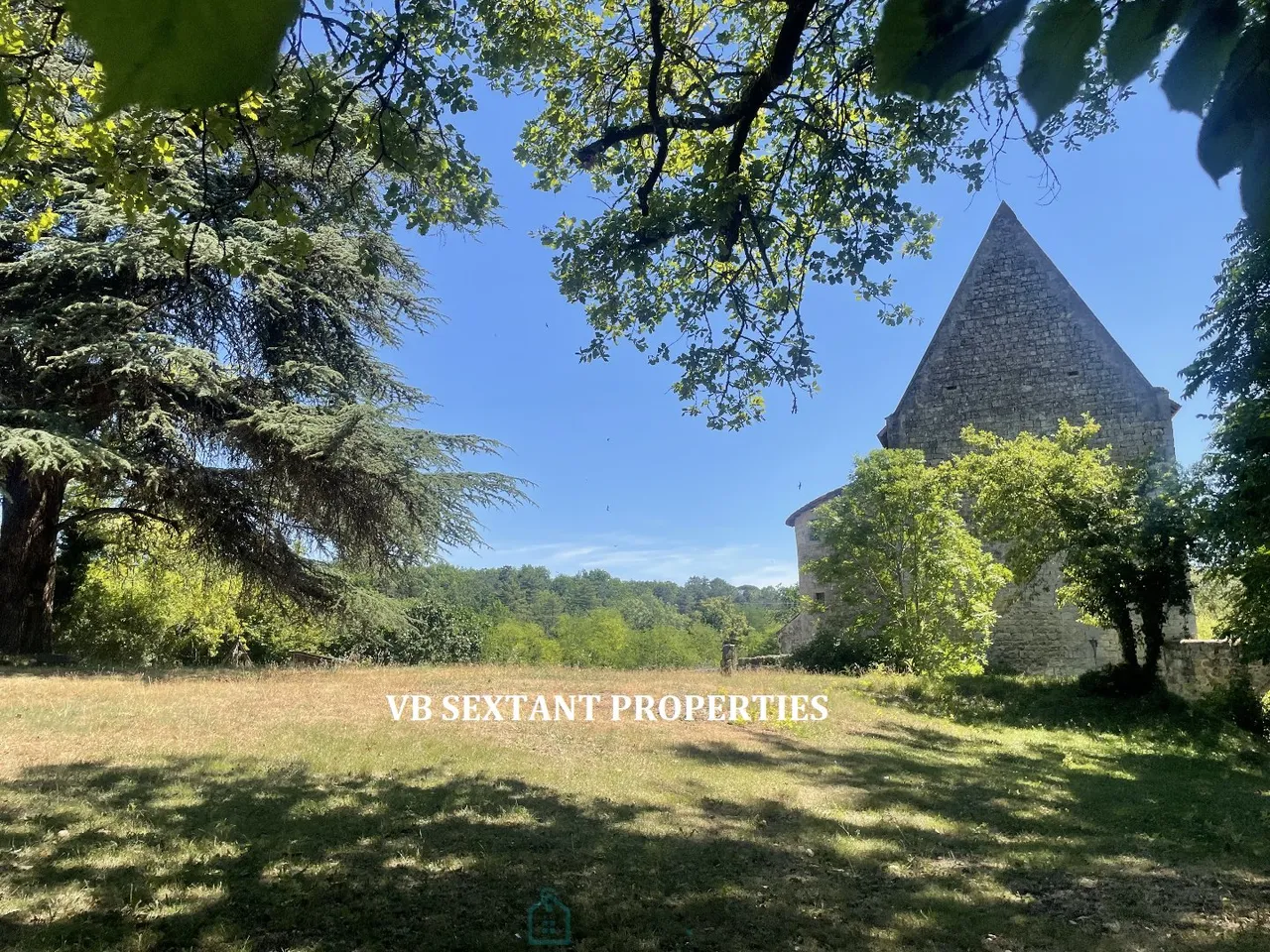 Entre-Deux-Mers, 15 minutes from Saint-Émilion and 50 minutes from Bordeaux, favorite for this 13 hectare estate, rare and steeped in history with residential house and outbuilding