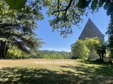 Photo of Entre-Deux-Mers, 15 minutes from Saint-Émilion and 50 minutes from Bordeaux, favorite for this 13 hectare estate, rare and steeped in history with residential house and outbuilding