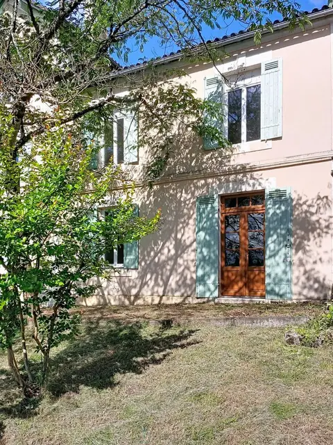 Foto de Casa de pueblo espaciosa en excelentes condiciones – Sin trabajos necesarios – A solo unos pasos del famoso mercado de Riberac