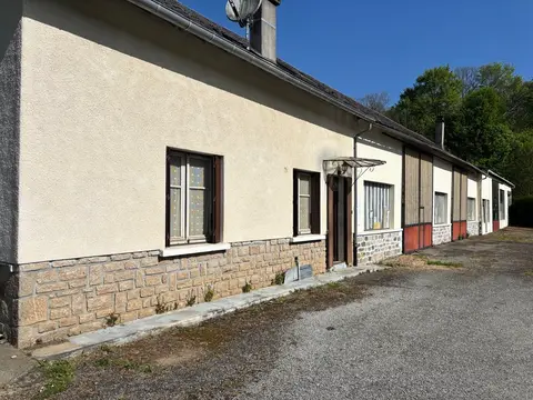 Photo of 2 apartments requiring renovation with a very large attached garage of 600 m2. Garden