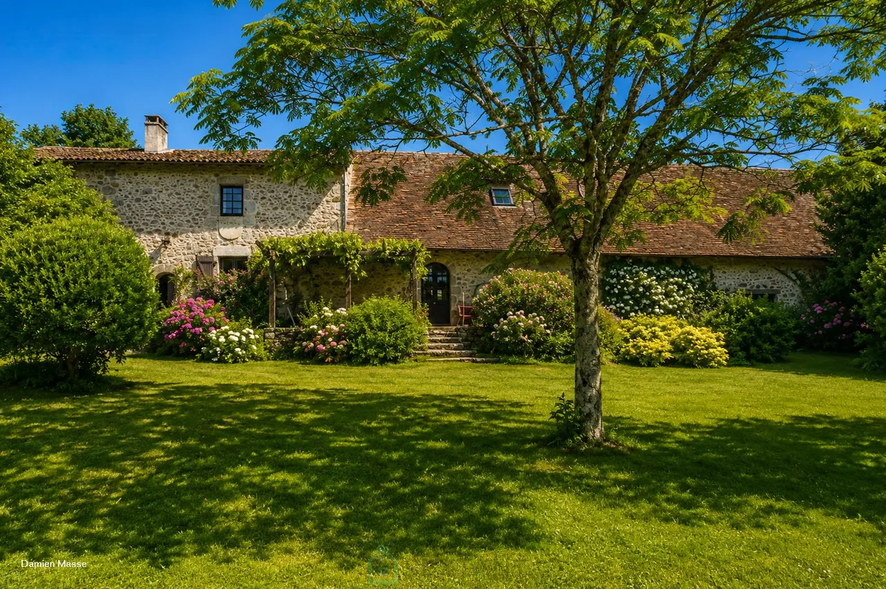 Antigua casa fortificada del siglo XIII, en el corazón del parque natural regional del Périgord-Limousin.