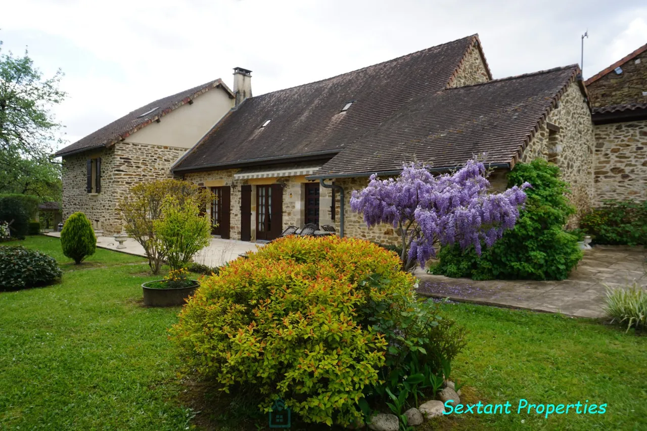 迷人的 farmhouse坐落在宁静如画的 Perigord Vert  landscape 中心。