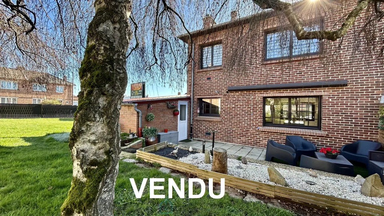 Pretty house with garage and 2 private parking spaces.
