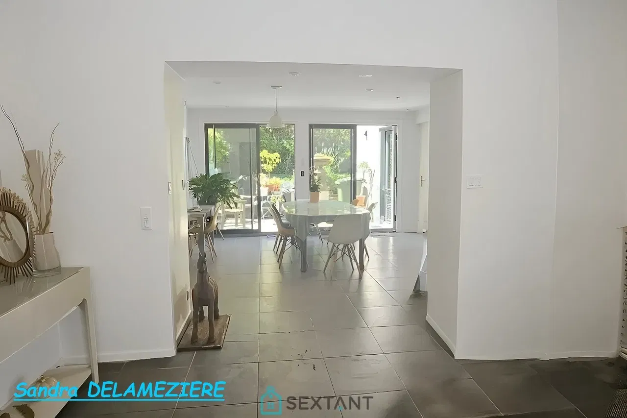 House with single-level living space, garden and beautiful terrace
