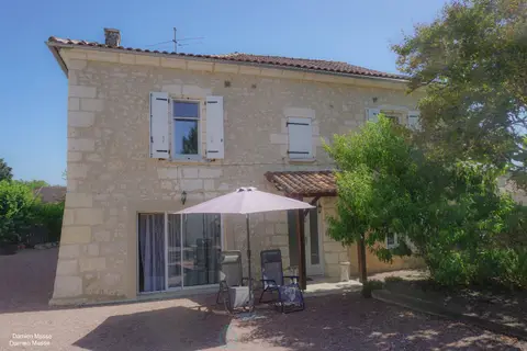 Foto di Casa di pietra incantevole, situata sulle alture della "Piccola Venezia" del Périgord.