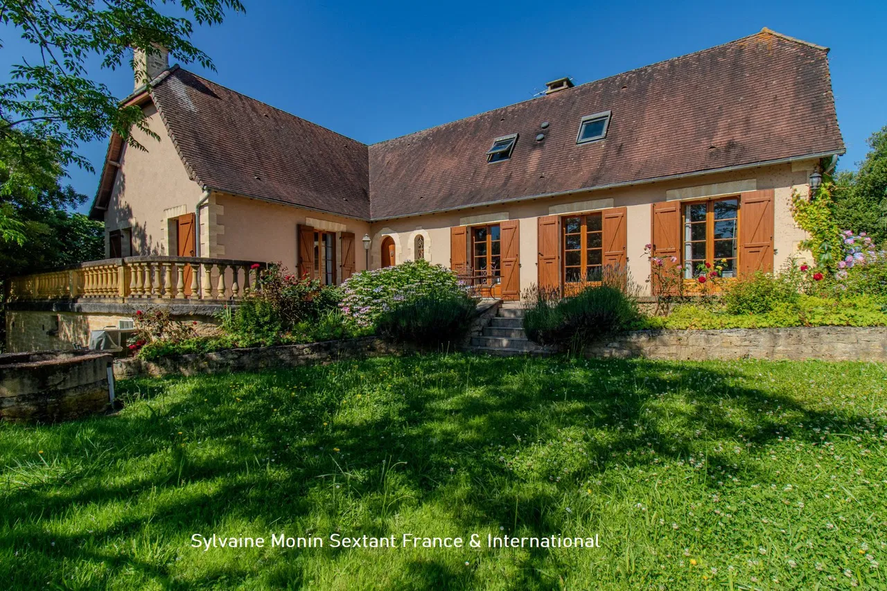 Superb Périgord-style house in absolute peace and quiet, with no neighbors, swimming pool and charming garden