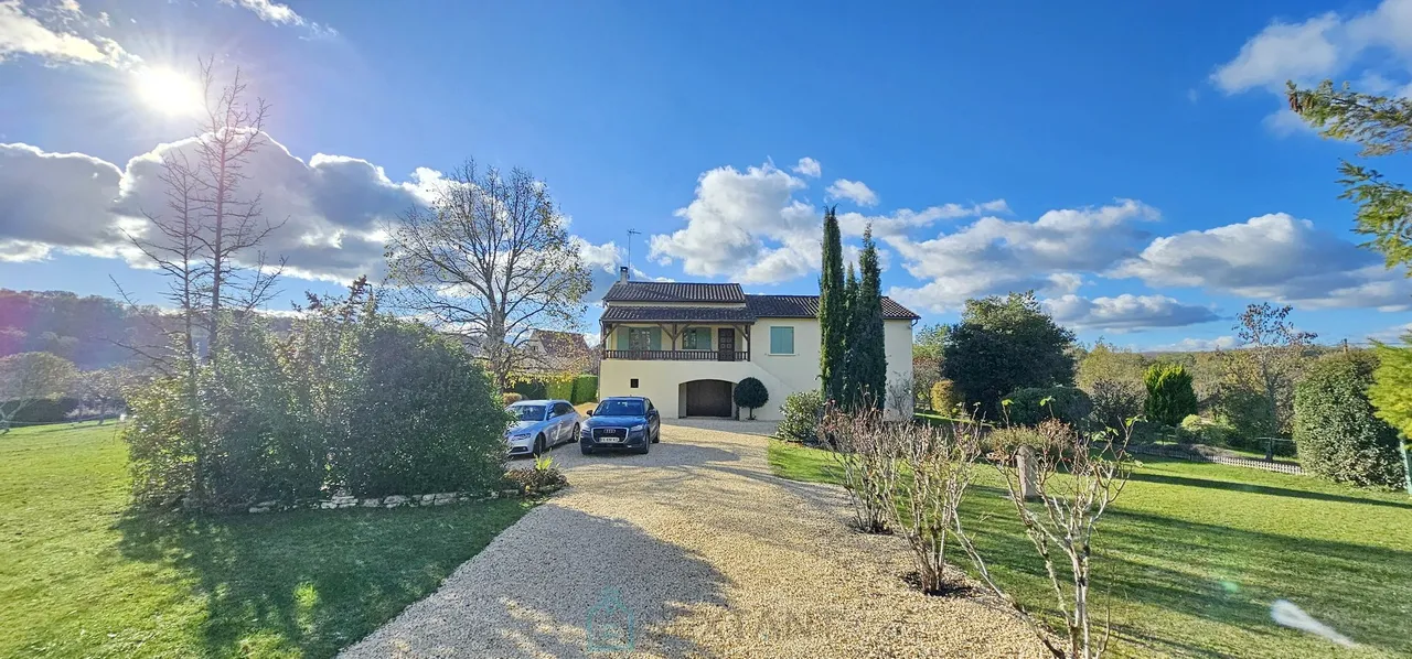 In Cénac-et-Saint-Julien – 170 m² Residence with Pool on a Landscaped 5,000 m² Park and Panoramic Valley Views