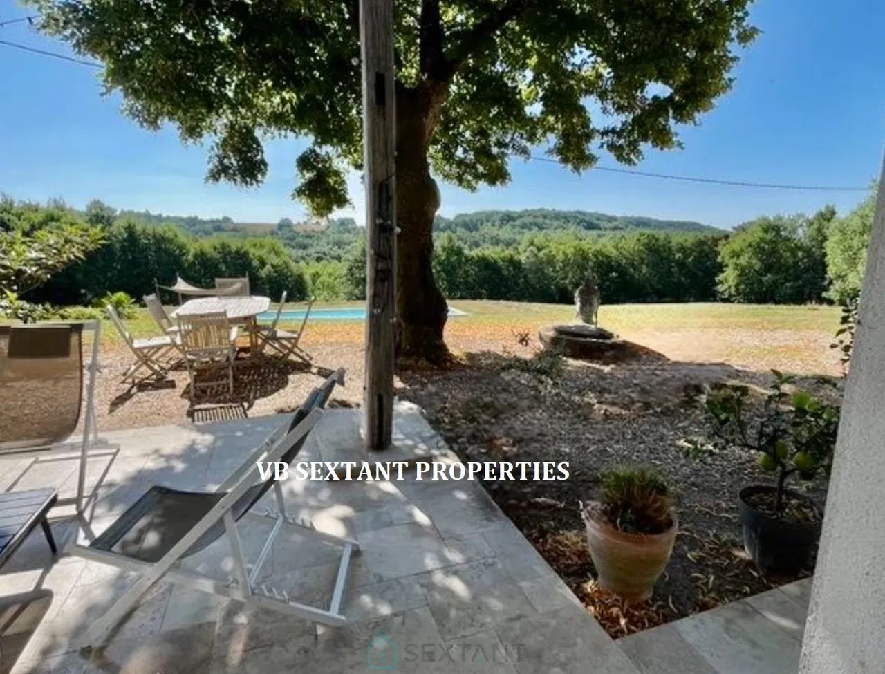 South Gironde, Beautiful renovated country house with panoramic views, outbuildings and swimming pool. 11 hectares