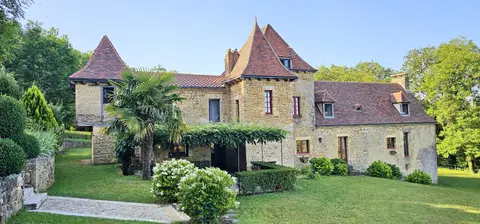 Photo of A true gem nestled in a lush green setting in the commune of Domme.