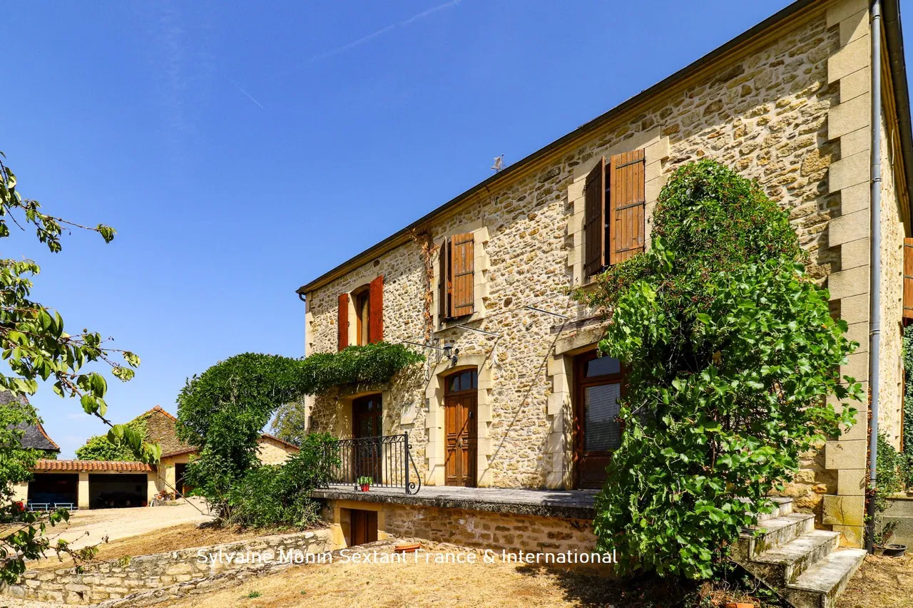 Elegant character stone house, 6 bedrooms, swimming pool, outbuildings on a wooded plot of 5,000 m2