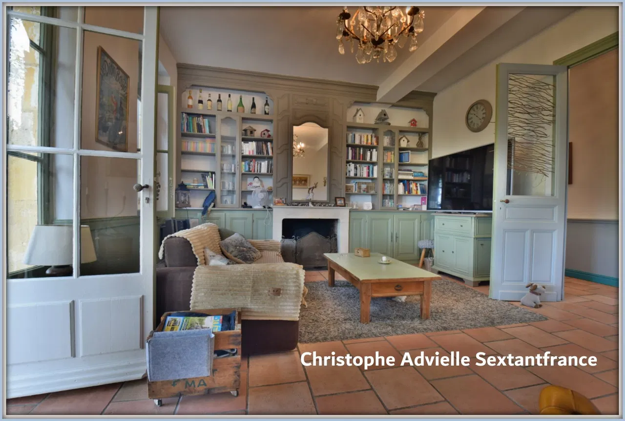 Grande casa borghese con studio indipendente nel cuore di un villaggio con servizi