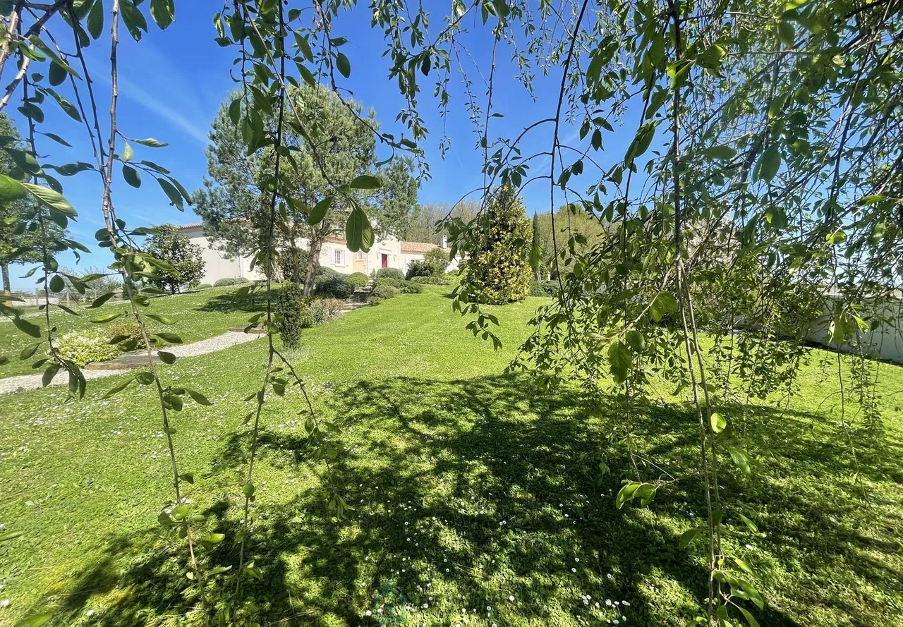 ARCHITECT'S HOUSE OF 225 M² AND INDEPENDENT GITE OF 65 M² IN A WOODED PARK OF MORE THAN 4,000 M²