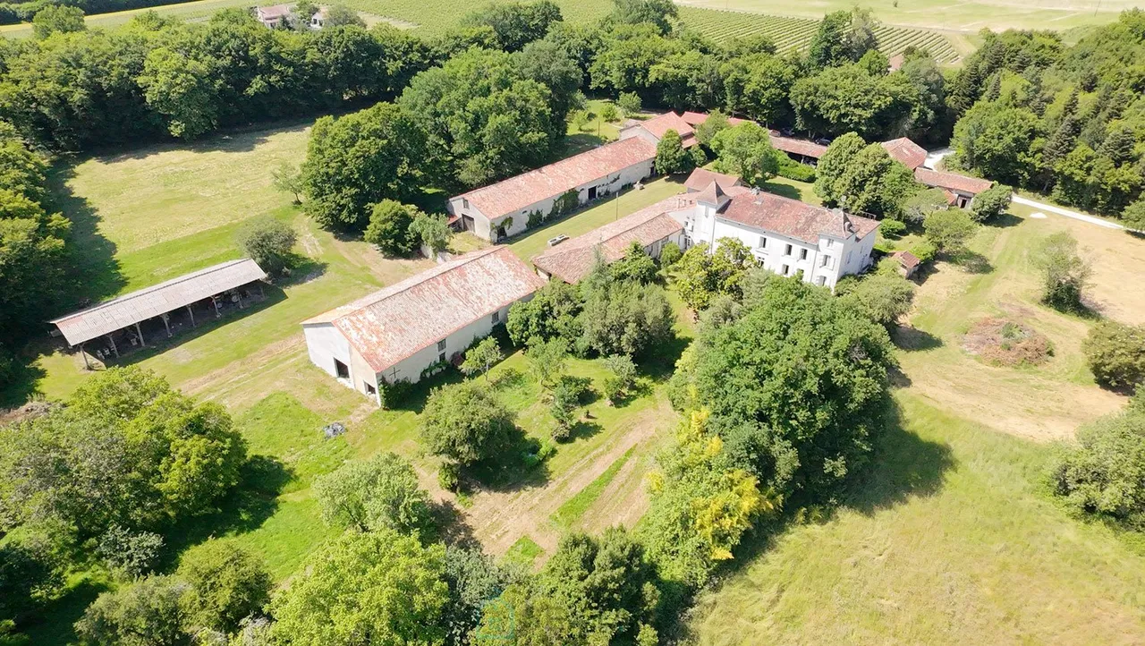 MAGNIFICENT 18TH-CENTURY ESTATE ON OVER 8.5 HECTARES WITH A POND