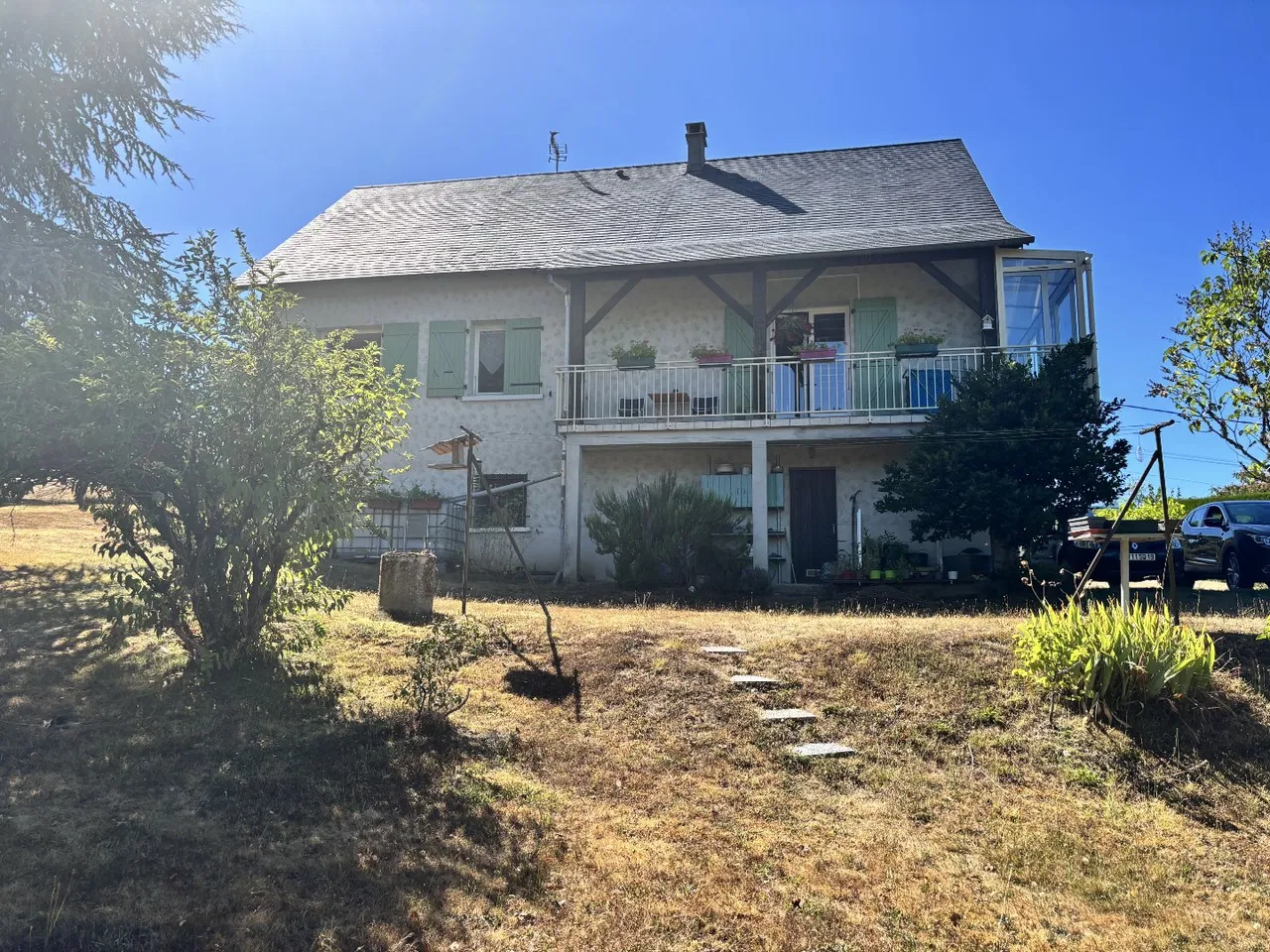 Beautiful house, 4 bedrooms, large basement, large garden with amazing views.