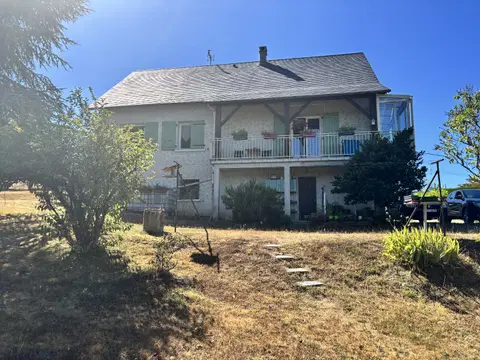 Photo of Beautiful house, 4 bedrooms, large basement, large garden with amazing views.