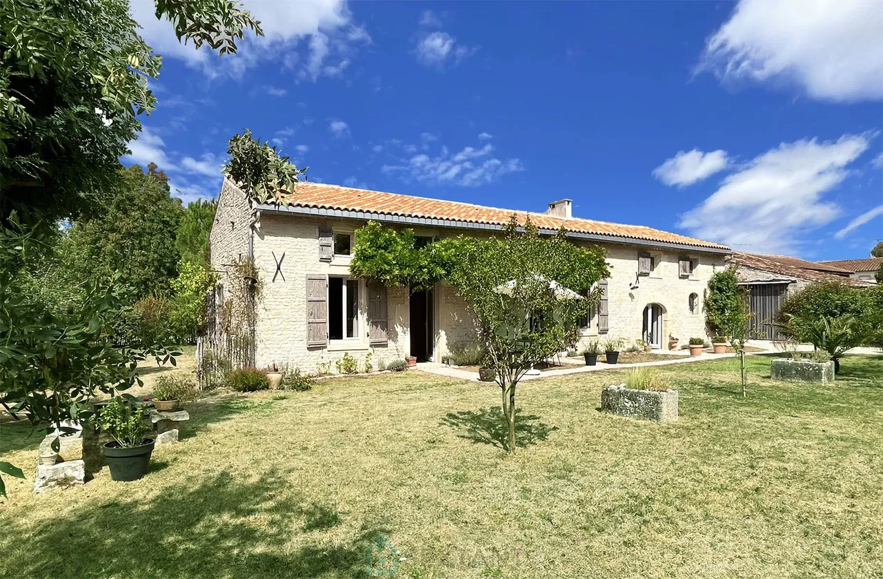 Casa larga charentesa (8 habitaciones 242 m²) con jardín y dependencias__SX_FMT_0000____SX_FMT_0001__¿Cómo describir esta propiedad en una frase? : Un lugar de vida que no deja indiferente a nadie.__SX_FMT_0002__¿En tres palabras? : Encanto, autenticidad, originalidad.__SX_FMT_0003____SX_FMT_0004__En efecto, esta casa magníficamente restaurada no carece de personalidad. A primera vista, se llega a un pueblo rural que se parece a muchos otros. Pasamos la puerta, nos transportamos a un refugio de paz, protegido de las miradas, donde descubrimos una bonita casa atravesada, llena de luz y carácter. El jardín es igual de encantador, 1.143 m² completamente cerrado y ajardinado ofreciendo diferentes ambientes.__SX_FMT_0005____SX_FMT_0006__La casa: 242 m² de superficie habitable, 8 habitaciones incluyendo 3/4 dormitorios: __SX_FMT_0007__- En la planta baja: amplio recibidor de 27m², salón atravesado con chimenea, gran espacio de vida de 50m² (estancia con biblioteca), gran cocina de 32m², 2 cuartos de ducha y 2 aseos.__SX_FMT_0008__- En el piso: pequeña oficina en entrepiso, 3/4 dormitorios (uno en entrepiso) y un cuarto de ducha con aseo__SX_FMT_0009____SX_FMT_0010__Varias dependencias:__SX_FMT_0011__- Un garaje de 31m²__SX_FMT_0012__- Un taller de 61m² con un entrepiso de 25m²__SX_FMT_0013__- Un patio con parte cubierta (cocina de verano) y parte abierta con pequeña piscina de galvanizado__SX_FMT_0014____SX_FMT_0015__Saneamiento individual conforme (fosa séptica con filtración de coco), sabiendo que el alcantarillado estará disponible a principios de 2027, calefacción eléctrica (radiadores recientes: fluido caloportador con piedra de esteatita), 3 estufas de leña, doble acristalamiento en todas partes, tejados en perfecto estado (casa y dependencia), pozo.__SX_FMT_0016____SX_FMT_0017__Un conjunto muy agradable, sin vis-à-vis, tranquilo, en pueblo situado en el triángulo St Jean d'Angély (15min) - Saintes (30min) - Cognac (35min). La primera ciudad que ofrece todas las comodidades y comercios está a menos de 10min (Matha).__SX_FMT_0018____SX_FMT_0019__FOTOS Y VISITA VIRTUAL BAJO PEDIDO__SX_FMT_0020____SX_FMT_0021__ Honorarios a cargo del comprador Sextant France - Stephanie Mollard - 06 10 29 16 72 (tel 7/7d de 9h a 20h) - Más información en www.sextantfrance.fr ref. 28316
