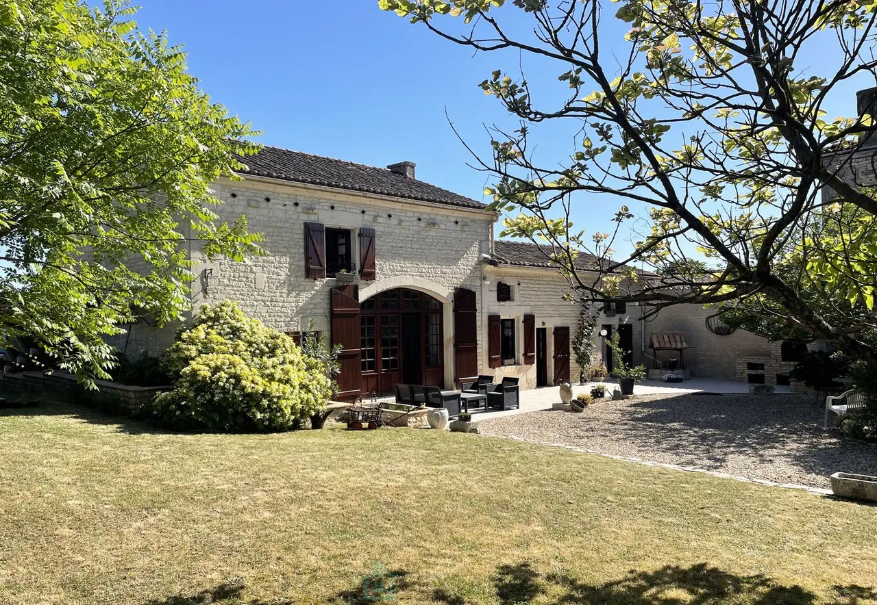 CHARMANTE DORPSHUIS MET 810 M² TUIN + 1.390 M² BOS