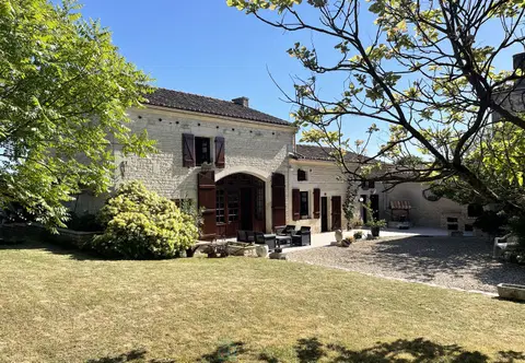 Foto van CHARMANTE DORPSHUIS MET 810 M² TUIN + 1.390 M² BOS