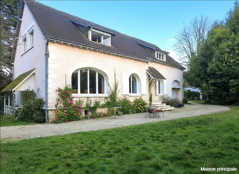 Photo of Property with 2 houses and outbuildings - Amboise town center