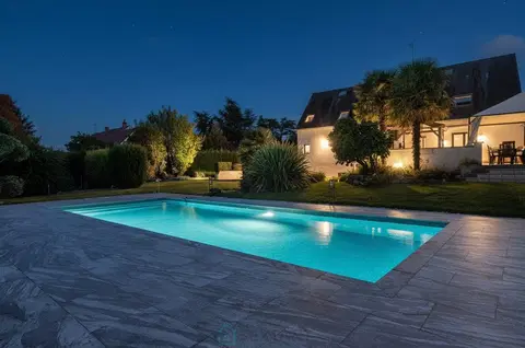 Photo of Beautiful features: 5-bedroom house, garage, swimming pool, landscaped garden