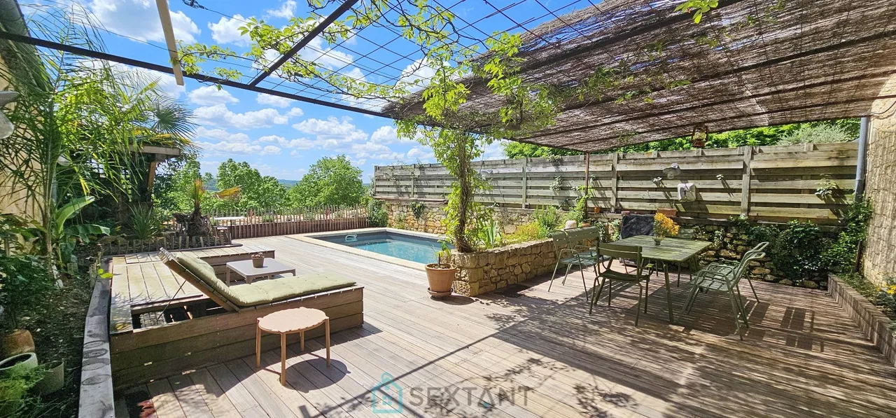 Propiedad excepcional de 234 m² en la Bastide de Domme con terraza panorámica sobre el valle.