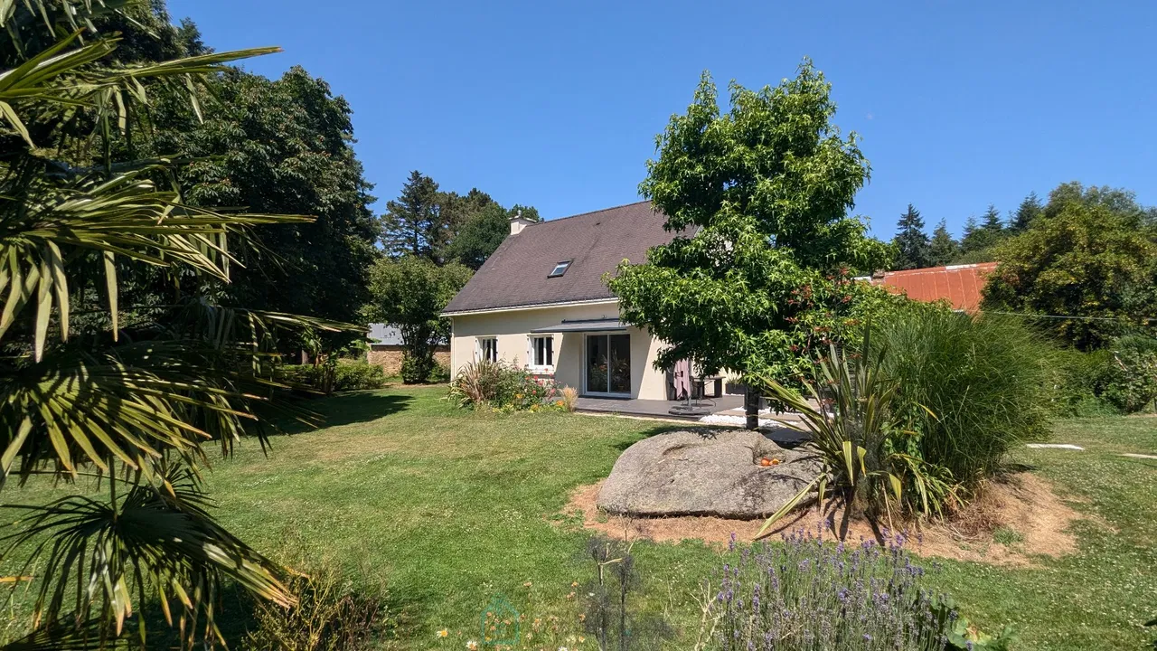 Country property with jacuzzi, stone outbuilding and almost 2 hectares