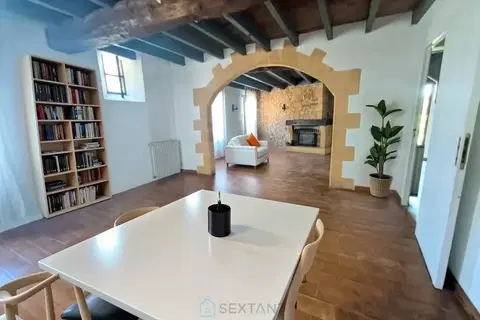 תמונה של בית אבן ומרחבים מסחריים רחבים
