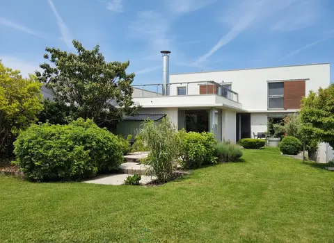 Photo of Modern and bright house, 4 bedrooms, double garage, landscaped garden