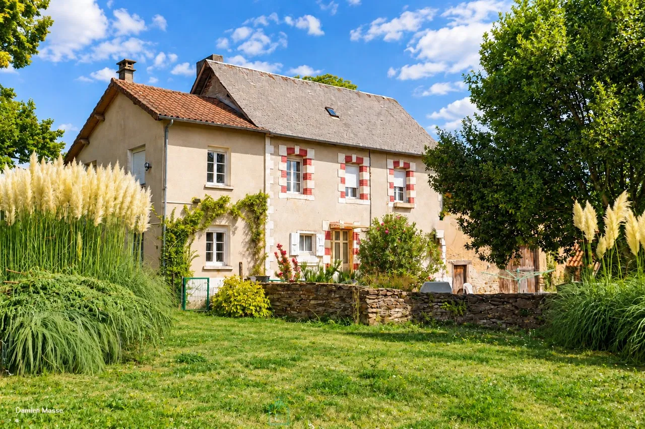Ehemaliger Bauernhof im Herzen von 10 Hektar grüner und erhaltener Natur im Périgord vert.