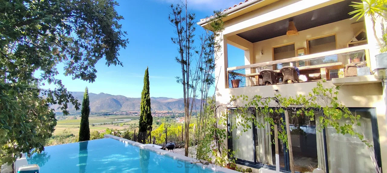Architect-designed villa with infinity pool & 360° views