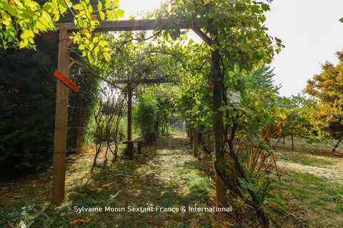 Foto di Terreno edificabile di circa 900 m2, in una zona tranquilla, recintata e boscosa, negozi a distanza pedonale