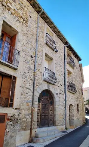Photo of A 16th-century heritage property dating from 1580, requiring renovation, in the heart of the village