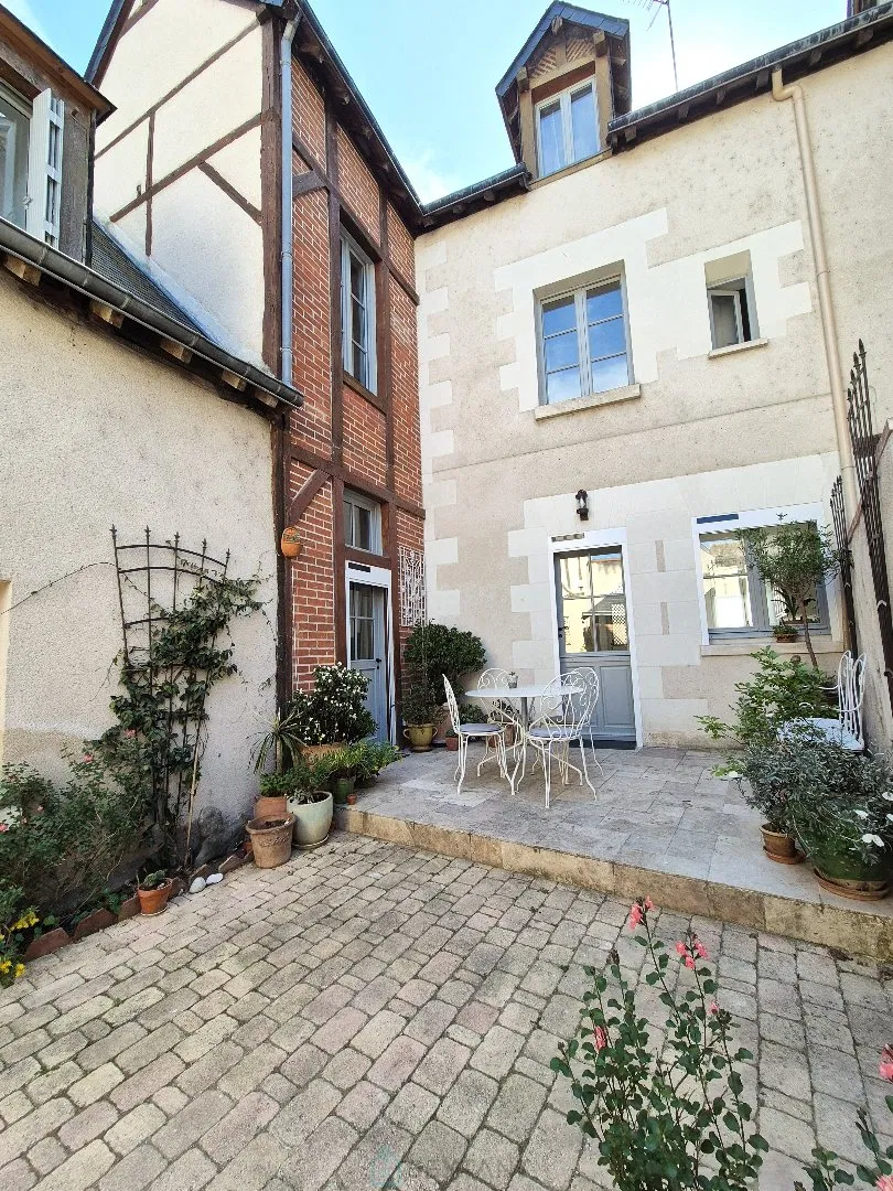 In the very center of Amboise, charming town house, completely renovated