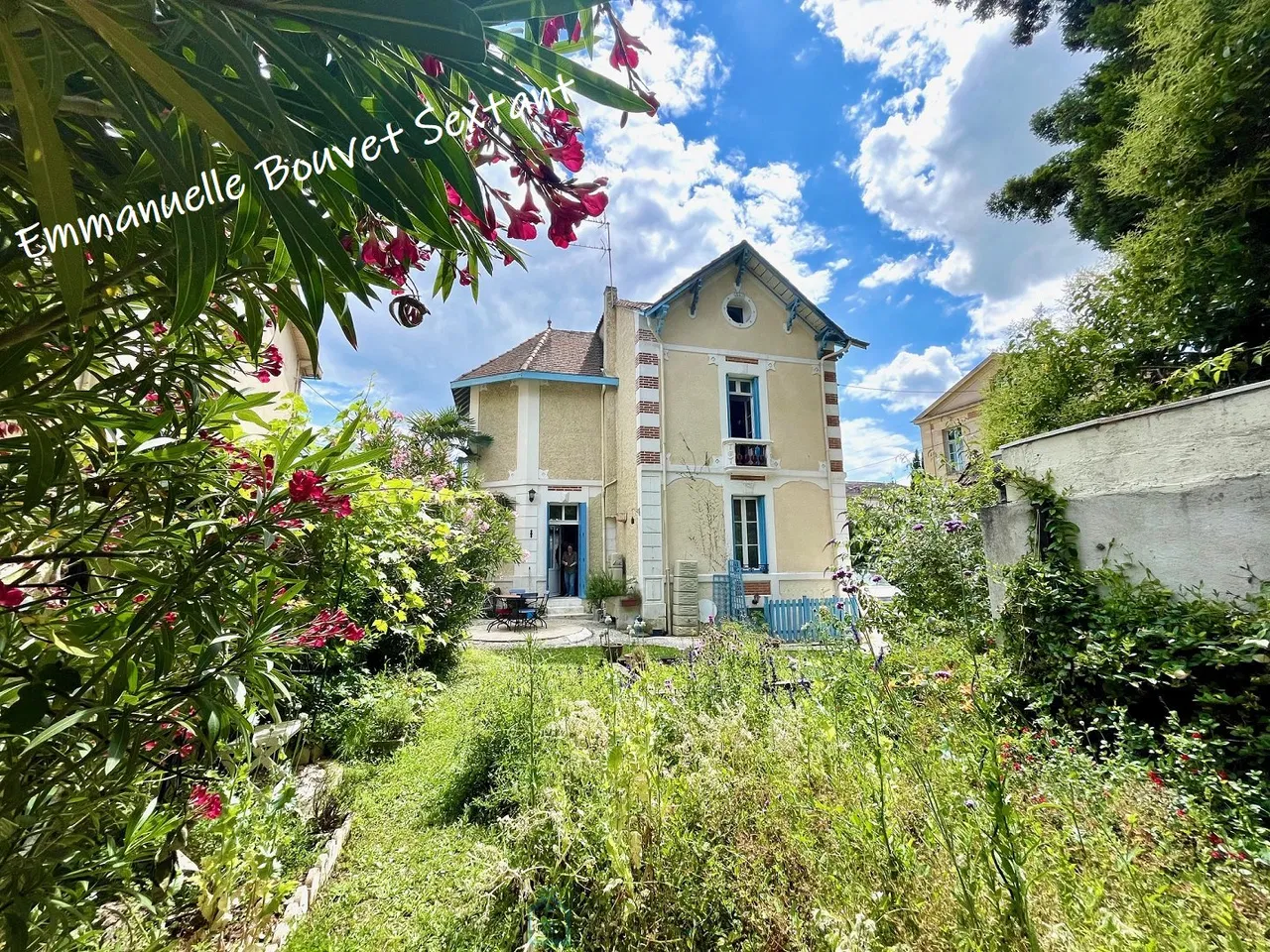 Beautiful large bourgeois mansion from 19th century, town center, all comodities walking distance, garden, terraces, garage