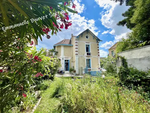Photo of Beautiful large bourgeois mansion from 19th century, town center, all comodities walking distance, garden, terraces, garage