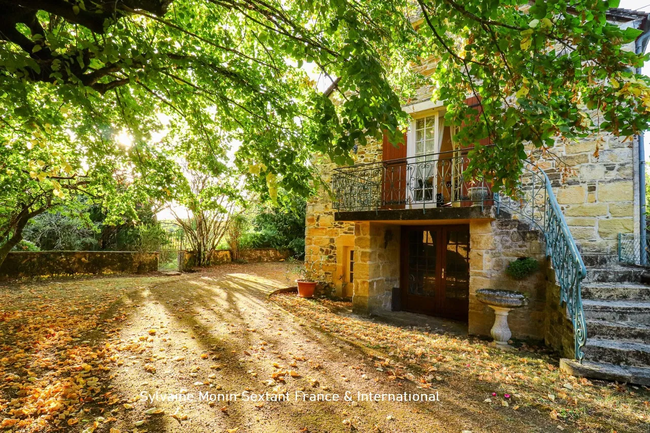 Stone house with 4 bedrooms and an adjoining house to renovate, on enclosed grounds.
